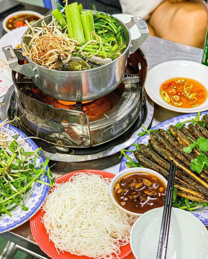  Rau đắng: Ở Nam Bộ, rau đắng thường được ăn kèm trong món lẩu cá kèo, cá kèo nướng, cá kèo chiên giòn... Vị đăng đắng đặc trưng của rau đắng kết hợp cùng vị ngọt thịt, beo béo của cá kèo hấp dẫn người ăn. Ngoài ra, ở Nam Bộ, cháo cá lóc rau đắng, canh rau đắng... cũng rất được ưa chuộng. Rau đắng không chỉ là thực phẩm, mà còn được biết đến như vị thuốc hữu ích. Ảnh: Rio.thefoodlist_.