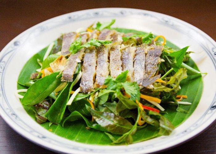  Gỏi sầu đâu: Về miền Tây, du khách có thể thưởng thức gỏi sầu đâu, làm từ lá non, hoa của cây sầu đâu với vị đăng đắng, chan chát đặc trưng. Nguyên liệu để trộn gỏi thường là khô cá lóc, khô cá sặc, thịt ba rọi luộc thái mỏng, dưa leo, cà chua, nước mắm pha... Ảnh: Mekong Kitchen.