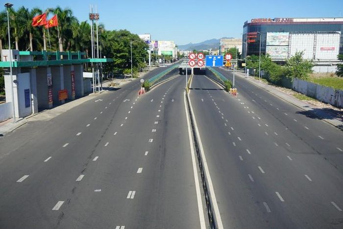 Hầm chui Điện Biên Phủ vắng lặng, im lìm trong ngày Đà Nẵng dừng tất cả các hoạt động.