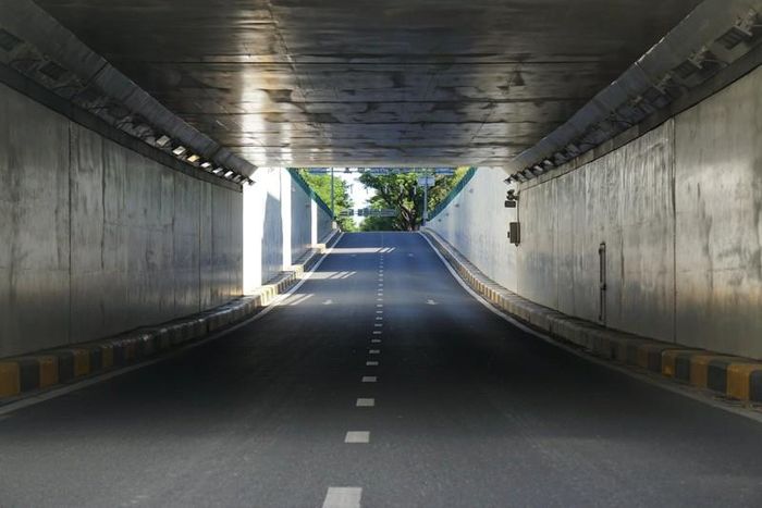 Hầm chui Lê Duẩn - Trần Phú, nút giao thông vốn tấp nập người đi lại trong những ngày trước, giờ cũng vắng bóng tanh do người dân chấp hành tốt chủ trương "ai ở đâu thì ở đó".