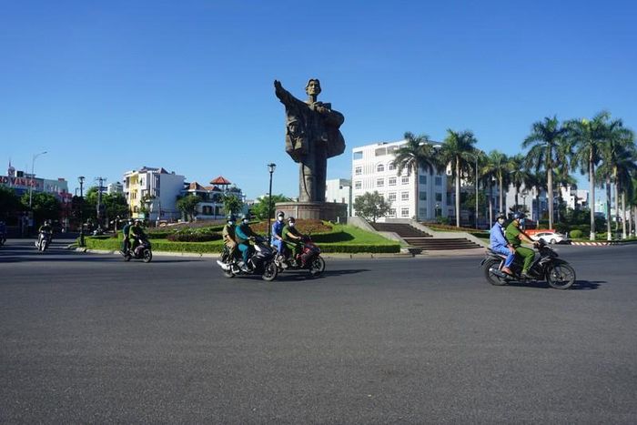 200 Tổ tuần tra cơ động của Công an Đà Nẵng đồng loạt ra đường để giám sát việc chấp hành "ai ở đâu ở đó" của người dân.