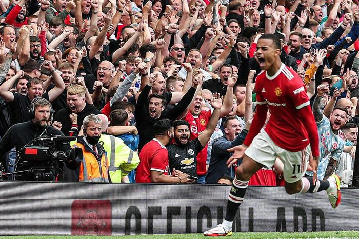 Premier League trở lại với những khán đài cuồng nhiệt