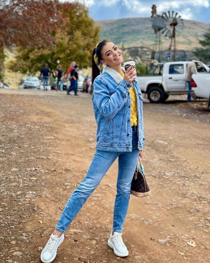 Dam theo đuổi phong cách thời trang năng động, cá tính. Những item như quần jeans, áo crop-top, sneakers... được người đẹp ưa chuộng.