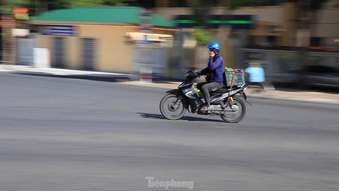 Một shipper hành nghề ngày đầu tiên thành phố Vinh thực hiện chỉ thị 16. Mới đây, thành phố Vinh đã có chỉ đạo về việc cấp giấy hành nghề cho shipper nhưng shipper phải có kết quả xét nghiệm PCR 7 ngày/lần.