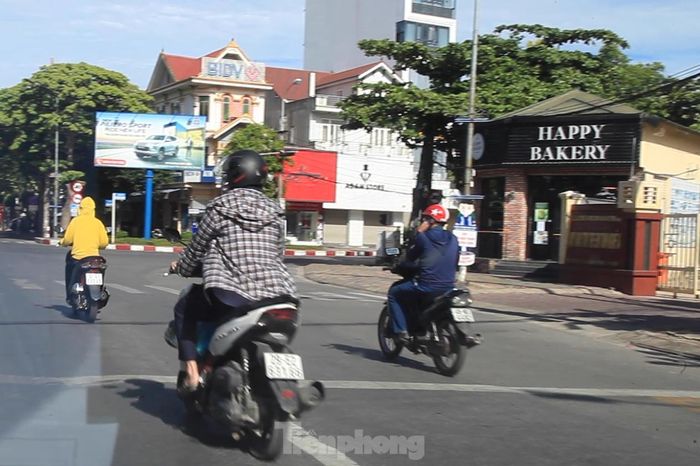 Trên đường phố, số lượng người ra đường ít hơn. Chính quyền địa phương cũng khuyến cáo người dân hạn chế ra đường nếu không thật sự cần thiết.