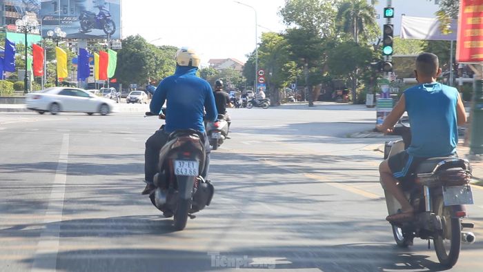Đoạn vòng xuyến đường Lê Hồng Phong và đường Nguyễn Thị Minh Khai, nơi có lưu lượng xe nhiều hơn khi tập trung nhiều công sở, trung tâm mua sắm...