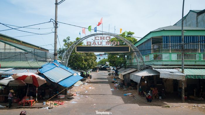 Chợ đầu mối thành phố Vinh không người qua lại. Ổ dịch tại chợ đầu mối lớn nhất Bắc Trung Bộ bùng phát, số ca dương tính với SARS-CoV-2 đang tiếp tục tăng lên. Ban chỉ đạo phòng chống COVID-19 các cấp của tỉnh Nghệ An đang khẩn trương công tác phòng chống dịch.