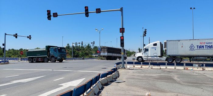 Dòng vận tải xanh vẫn đều đặn - ảnh Tr.T