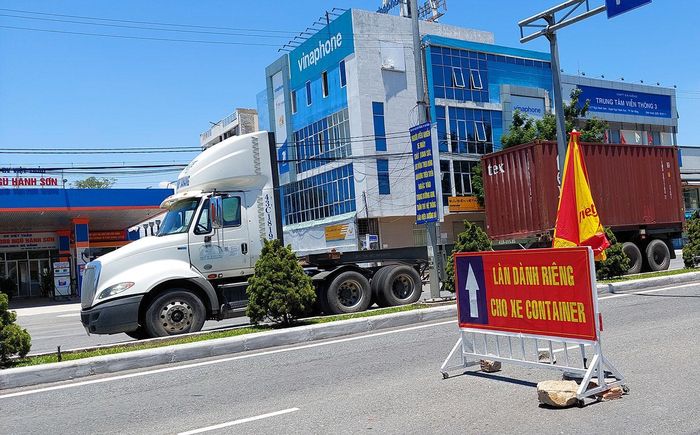 Trục đường CMT8 - Ngũ Hành Sơn - Ngô Quyền có làn đường dành riêng cho xe container ra vào cảng. Tại chốt kiểm soát trên đường Ngũ Hành Sơn, Trung úy Lê Tấn Tài (Công an phường Mỹ An, quận Ngũ Hành Sơn) cho biết các xe này chỉ được phép chạy thẳng về cảng. Nếu xe dừng lại lập tức sẽ bị xử lý - ảnh Tr.T