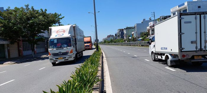 Đường Trường Chinh - Quốc lộ 1A Bắc - Nam ngày thường vốn đông nghịt, những ngày này chỉ còn xe vận tải hàng hóa thiết yếu cung cấp cho thành phố - ảnh Tr.T