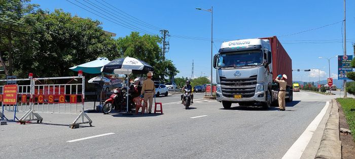 Chốt chống dịch Hòa Nhơn (huyện Hòa Vang) còn được gọi là chốt C4, nơi cửa ngõ xe từ hai hướng ngang qua thành phố vào Cảng Đà Nẵng. Đại úy Lê Ngọc Hòa (Phòng CSGT TP Đà Nẵng), liên tục dừng xe kiểm tra giấy tờ tài xế. Các xe này chỉ được phép chạy thẳng đến cảng, không dừng lại - ảnh Tr.T