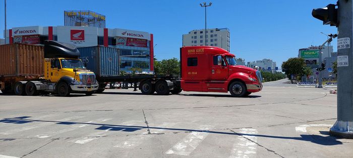 Các xe container chạy về hướng Cảng Đà Nẵng. Ông Trần Lê Tuấn, Tổng giám đốc Công ty CP Cảng Đà Nẵng cho biết: Tình hình đến hôm nay đã ổn định. Hôm qua (16/8) khi mới bắt đầu 7 ngày cả thành phố "đứng yên", lượt xe ra vào cảng có giảm. Một phần do các DN đã rút trước hàng để chủ động sản xuất trong mùa dịch, phần do một số chủ xe và lái xe chưa hoàn chỉnh giấy tờ thủ tục đi đường trong mùa dịch - ảnh Tr.T