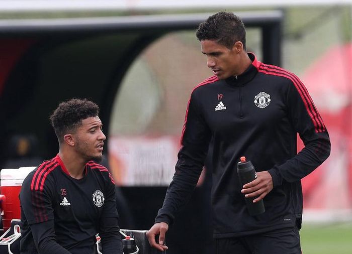 Varane trò chuyện với Sancho