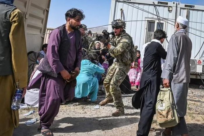 Lính Mỹ đang chĩa súng vào người dân Afghanistan để giữ trật tự. Ảnh: AFP