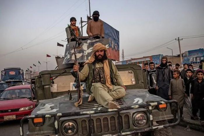 Chiến binh Taliban tiến vào Kabul. Ảnh: NBC News