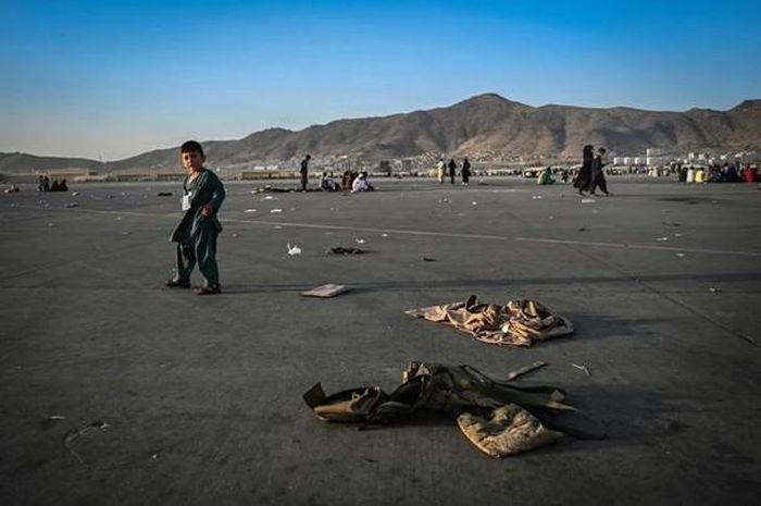 Một em bé Afghanistan trong cuộc chạy loạn ở sân bay Kabul. Ảnh: AFP