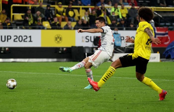 Sau bàn của Reus, Dortmund vùng lên mạnh mẽ và có những phút buộc đối thủ phải phòng ngự co cụm. Tuy nhiên, sự kịch tính của trận đấu đã bị dập tắt bởi sai lầm đáng trách của một cá nhân. Phút 74, Manuel Akanji xử lý chậm chạp và để Corentin Tolisso cắt bóng ngay trước vùng cấm. Cơ hội lại đến với Lewandowski, và anh không có lý do để không ghi bàn ấn định thắng lợi 3-1 cho Bayern, đồng thời nâng thành tích ghi bàn vào lưới CLB lên thành 24 bàn sau 24 trận.