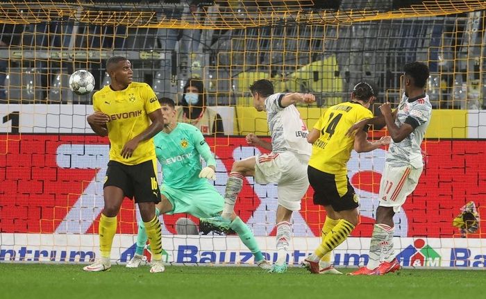 Bayern sớm xác định điểm yếu của đối thủ và liên tục khoét vào cánh phải của chủ nhà. Một mình cầu thủ trẻ Felix Passlack là không đủ để chống đỡ sức ép dồn dập từ nhà ĐKVĐ Bundesliga. Nỗ lực lên bóng của đền đáp bằng bàn mở tỷ số ở phút 45+1. Robert Lewandowski đón quả tạt của Serge Gnabry để đánh đầu tung lưới đội bóng cũ.