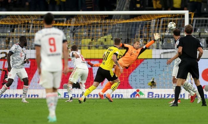 Trong ngày Haaland im tiếng, Marco Reus tỏa sáng với pha làm bàn đẳng cấp cao ở phút 64. Bóng từ chân anh tạo thành một đường cong từ ngoài vùng cấm rồi đi vào lưới trong sự bất lực của Neuer. Trận đấu hấp dẫn trở lại khi chủ nhà có bàn rút ngắn tỷ số còn 1-2.