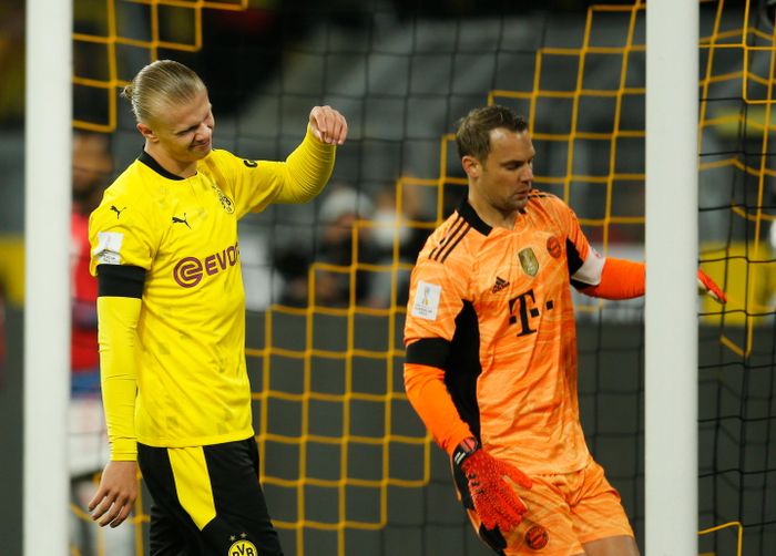 Những đợt lên bóng của Dortmund phụ thuộc khá nhiều vào khả năng càn lướt của Erling Haaland. Tiền đạo trẻ người Na Uy liên tục thực hiện những pha đua sức mạnh với cặp trung vệ Niklas Sule, Dayot Upamecano nhưng đa phần phải nhận thất bại. Cơ hội ngon ăn đến với Haaland ở phút 39. Cú đá của anh không thể vượt qua kinh nghiệm của Manuel Neuer.
