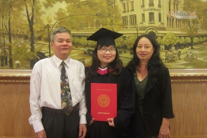 Chị Hạnh cùng bố mẹ trong ngày tốt nghiệp thạc sĩ.