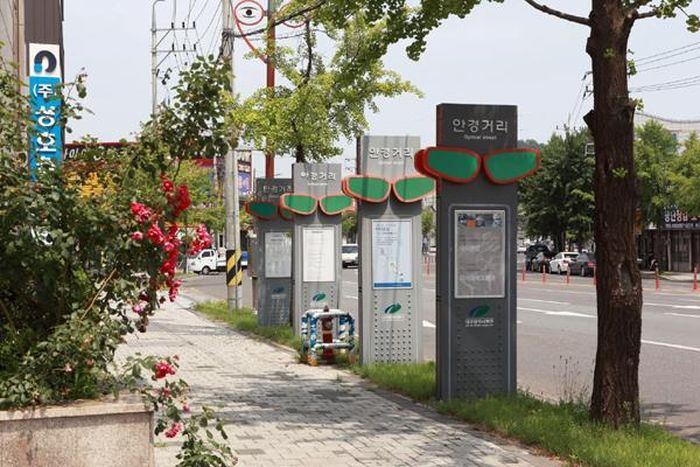 Đường phố ở quận Buk-gu được trang trí bằng những chiếc kính khổng lồ và đặc sắc