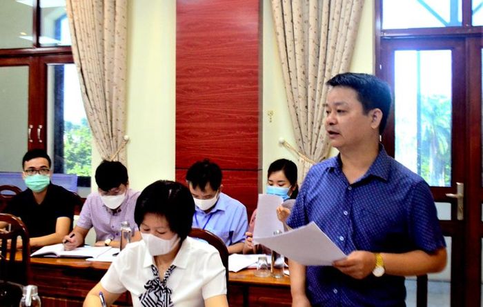  Các đại biểu thảo luận tại cuộc họp.