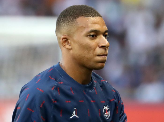 Mbappe đang phải hứng chịu những tiếng la o của cổ động viên PSG. Ảnh: Reuters.