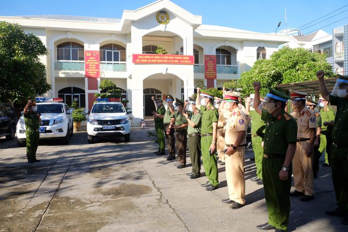 Lực lượng công an ra quân ngày đầu tiên Đà Nẵng thực hiện nghiêm “ai ở đâu ở yên đấy”. Ảnh: VGP/Minh Trang 