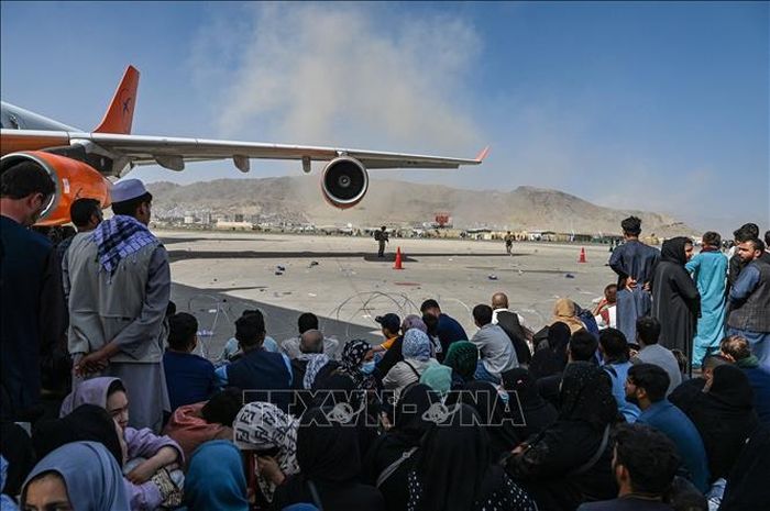 Người dân chờ được sơ tán tại sân bay ở Kabul, Afghanistan ngày 16/8/2021. Ảnh: AFP/TTXVN