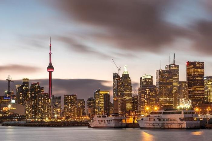 Với diện tích khoảng 630 km2, Toronto là thành phố lớn nhất Canada. Kể từ những năm 1950, thành phố này đã phát triển trở thành một trong những trung tâm đô thị của đất nước nước này và thường bị nhầm là thủ đô. Tuy nhiên, Ottawa, thành phố lớn thứ 4 mới là thủ đô của quốc gia Bắc Mỹ này. Ảnh: Unsplash.