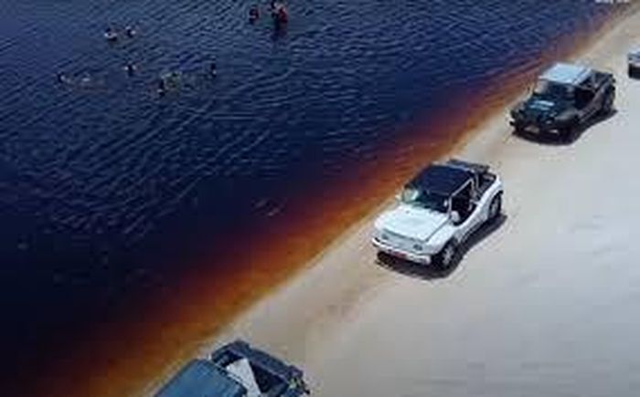 Nguyên nhân hồ có màu này được cho là do nồng độ khoáng chất iodine và sắt cao trong nước, kết hợp với sắc tố của những đám lau sậy mọc gần bờ. Theo nhiều du khách, hồ có nước sạch, an toàn để tắm.