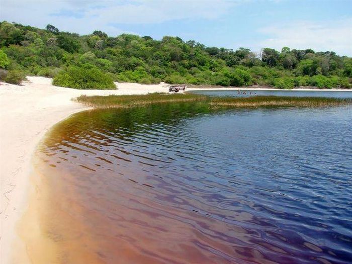 Lagoa da Araraquara được bao quanh bởi những cồn cát trắng