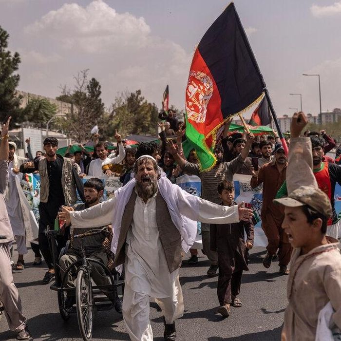  Phó tổng thống Afghanistan, ông Amrullah Saleh, đang bày tỏ sự ủng hộ với các cuộc biểu tình. “Hoan nghênh những người mang theo quốc kỳ và đại diện cho phẩm giá của quốc gia”, ông viết trên mạng xã hội. Ảnh: New York Times. 