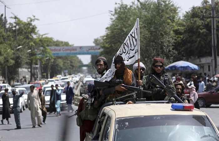  Sau khi Taliban nhanh chóng nắm quyền kiểm soát, thực tế cho thấy việc quản lý một quốc gia đang trở nên khó khăn với lực lượng này. Kể từ khi chiếm Kabul, Taliban thể hiện bộ mặt ôn hòa, khẳng định muốn hòa bình, không trả thù và sẽ tôn trọng quyền của phụ nữ trong khuôn khổ luật Hồi giáo. Ảnh: AP. 