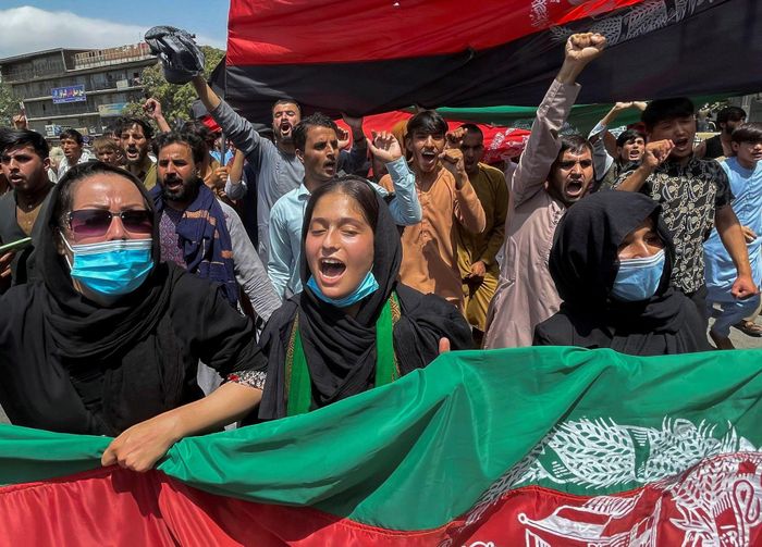  Người dân giương cao lá cờ ba màu của quốc gia để phản đối ý đồ cai trị của Taliban. Lực lượng này tiến vào thủ đô và nắm quyền kiểm soát kể từ ngày 15/8. Ảnh: Reuters. 