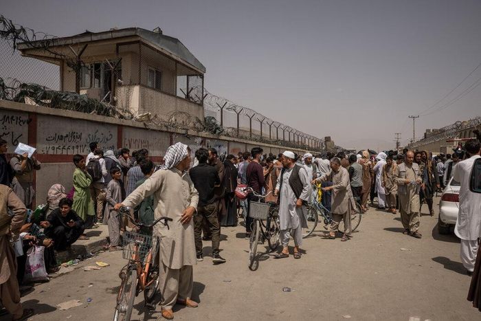  Người dân Afghanistan cố tìm đường đến sân bay ở Kabul. Ảnh: New York Times. 