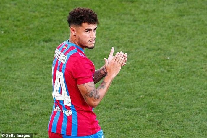  Tuy nhiên, Coutinho tỏ ra không phù hợp với Barca. Anh buộc phải sang Bayern Munich dưới dạng cho mượn. Cay đắng thay, chính Coutinho tỏa sáng giúp Bayern đả bại Barca 8-2 ở Champions League 2019/20. Barca đã muốn bán Coutinho từ lâu nhưng mức lương 400 nghìn bảng mỗi tuần là một trở ngại. 