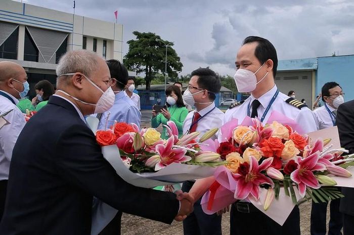 Phi công Bamboo Airways nhận hoa chúc mừng