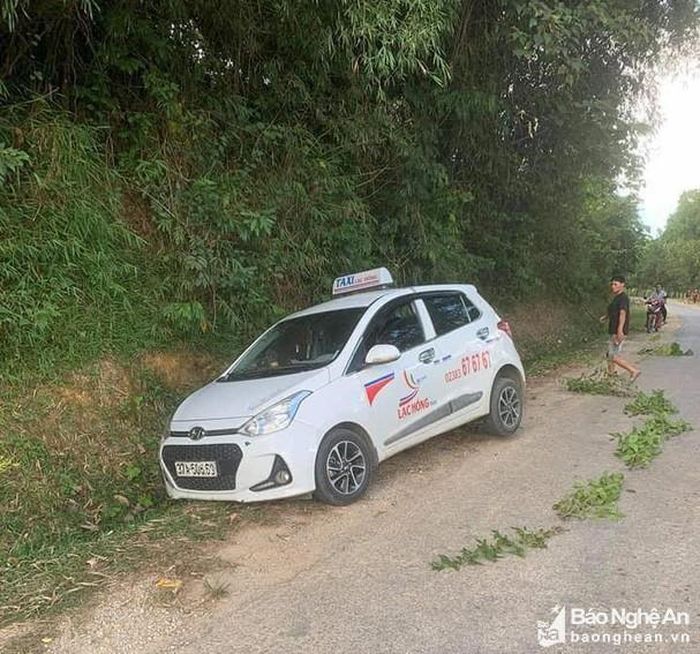 Chiếc taxi nằm cách nạn nhân 30m.