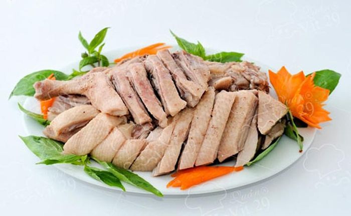 Vịt bầu Minh Hương được chăn thả ở suối nên rất thơm ngon.