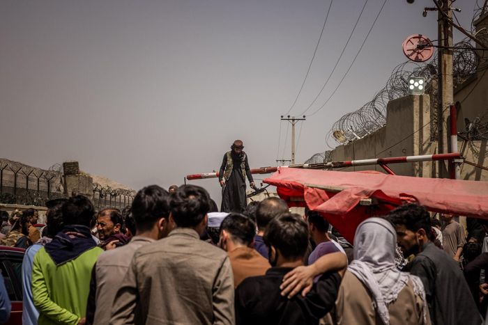  Các thành viên Taliban chặn một lối vào sân bay hôm 18/8. Ảnh: New York Times. 