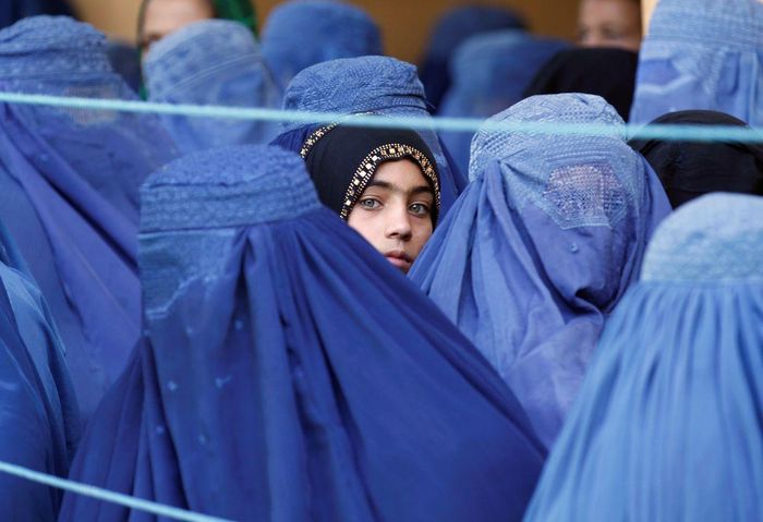  Phụ nữ là nhóm đối tượng dễ bị tổn thương nhất sau khi Taliban lên nắm quyền. Ảnh: Reuters. 