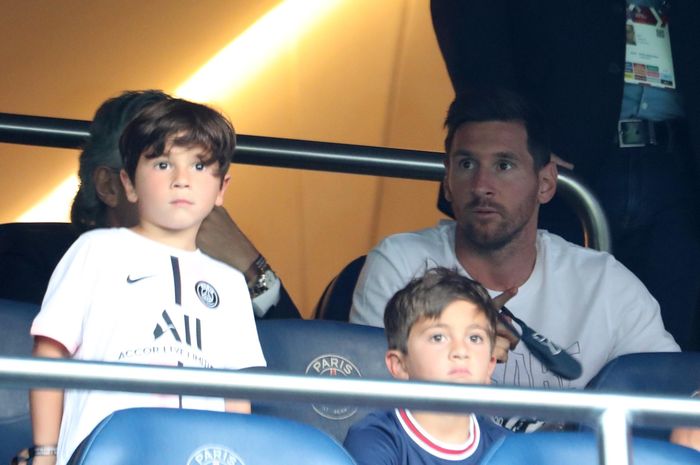  Lionel Messi cùng các con theo dõi PSG thi đấu ở Ligue 1. Ảnh: Reuters. 