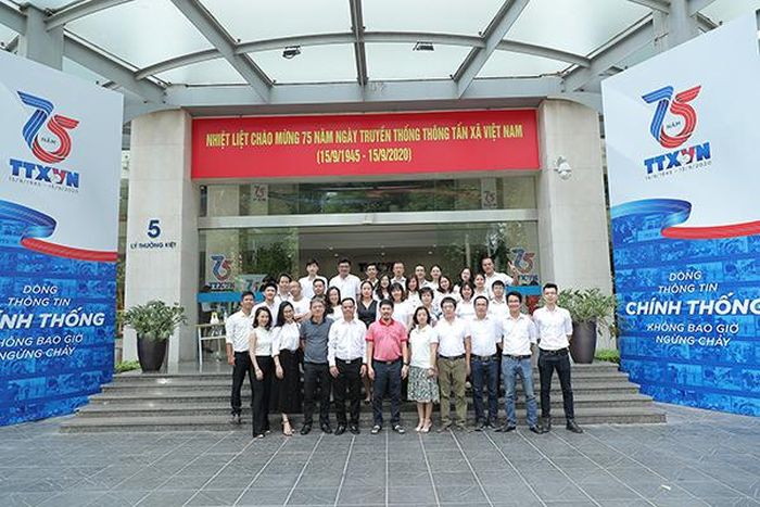 CBNV báo Thể thao và Văn hóa tại trụ sở TTXVN