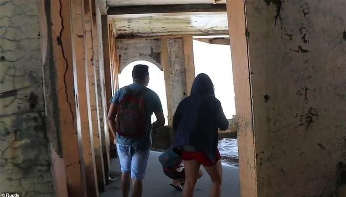 Theo Salvadoran Daily, tòa nhà này có lẽ từng là khách sạn. Tờ này cũng nhận định tòa biệt thự đã bị tàn phá nặng nề và đóng cửa do cơn bão Mitch.