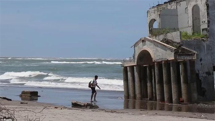 El Salvador và phần còn lại của Trung Mỹ cũng không tránh khỏi những tác động do bão Mitch gây ra. Lượng mưa khổng lồ tạo nên lũ quét, sạt lở đất trên khắp đất nước, làm hư hại hơn 10.000 ngôi nhà, khiến 84.000 người dân mất chỗ ở. 240 người ở El Salvador được ghi nhận đã chết trong đợt bão này.