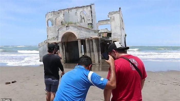 Du khách nên tới đây vào buổi sáng. Khi thủy triều lên vào buổi chiều, nước dâng ngập các căn phòng gây nguy hiểm cho những người khám phá.