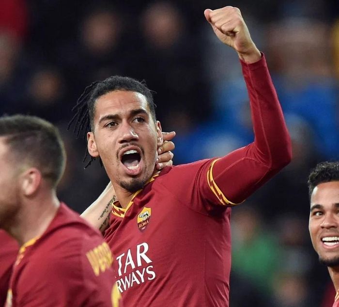 6. Chris Smalling. Trung vệ của M.U được cho mượn tại Roma ở mùa giải 2019/2020, chơi ổn định nên được giữ lại với hợp đồng chính thức. Roma đã trả cho M.U 14 triệu bảng để đảm bảo một thỏa thuận cho trung vệ này. Tuy nhiên, mùa giải trước, thể lực của Smalling đã bị đặt dấu hỏi khi dính chấn thương đầu gối và đùi, thậm chí còn bị ngộ độc thực phẩm, khiến anh chỉ ra sân có 21 trận.