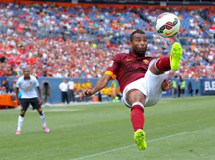 3. Ashley Cole. Từng là hậu vệ trái hay nhất Premier League, nhưng Cole hoàn toàn lạc lõng trong 2 năm chơi cho AS Roma. Hợp đồng của Cole tại sân Olimpico được chấm dứt theo sự đồng ý của đôi bên vào năm 2016, chỉ sau 16 lần ra sân cho CLB này của cựu hậu vệ Chelsea.